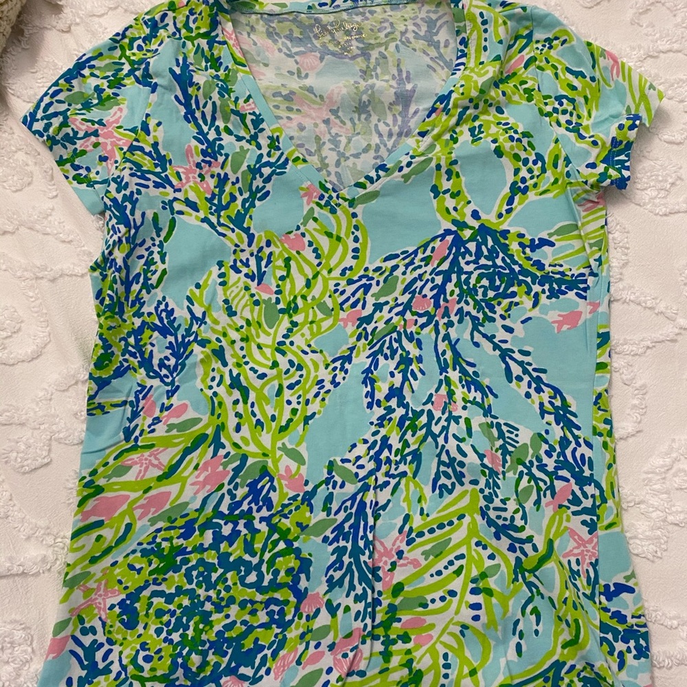 Lilly Pulitzer v neck t shirt